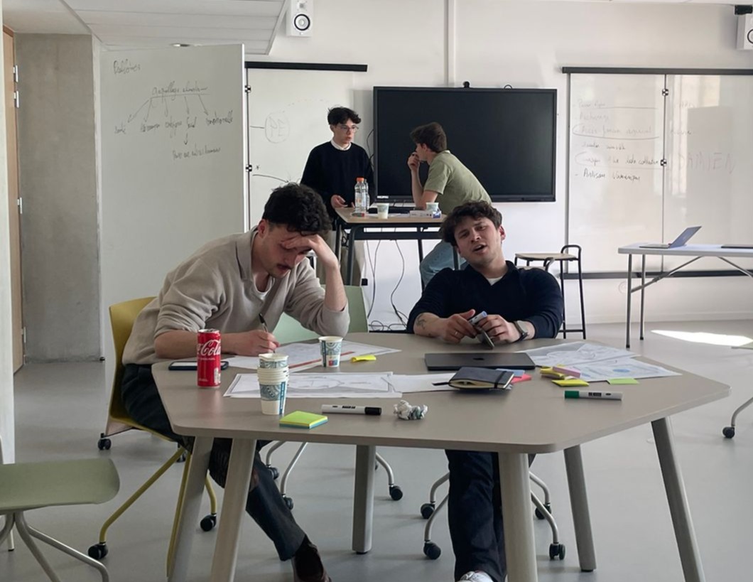 Étudiants en atelier d'entrepreneuriat dans une grande école
